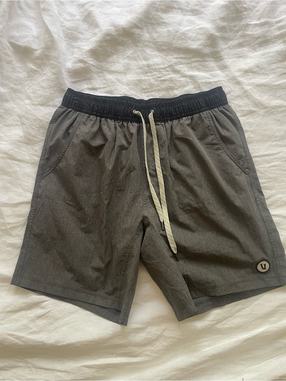 Vuori Kore Short (Lined) — Men's Medium, heather charcoal, 7.5" inseam